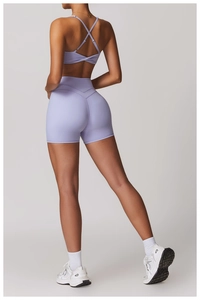Dettaglio degli shorts da yoga lavanda e reggiseno sportivo con schiena incrociata in tessuto