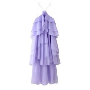Vue détaillée de la robe violette à volants superposés avec fleurs en 3D