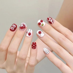 Faux ongles de Noël avec bonhomme de neige 3D et motifs de cœurs rouges et blancs
