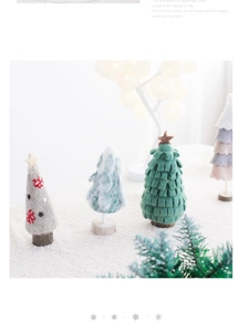 Primo piano di alberi di Natale in feltro decorativi con base in legno in scena accogliente.