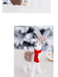 Nahaufnahme der Weihnachtsrentier-Deko aus Wollfilz mit rotem Schal und Schneeflocken