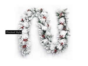 Détail d'une guirlande de Noël floquée de 2,7m avec pommes de pin et baies rouges