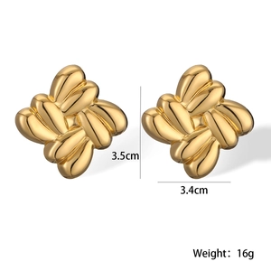 Detail view of golden woven knot earrings with size 3.5cm and weight 16g information