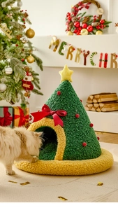 Dettaglio di una cuccia a forma di albero di Natale in lana d'agnello e fiocco decorativo