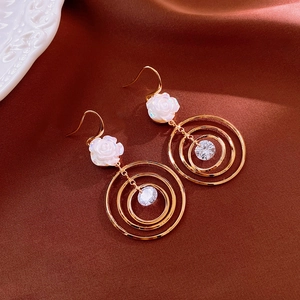 Boucles D'oreilles Pendantes Rétro Françaises Avec Rose Blanche Cercles En Alliage Zircon Et Tige En Acier Pour Femmes Élégantes