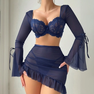 Détail de soutien-gorge en dentelle bleu foncé avec haut en tulle et jupe à volants