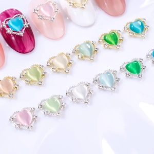Breloques nail art cœur œil de chat avec bordure strass et décor de base en métal