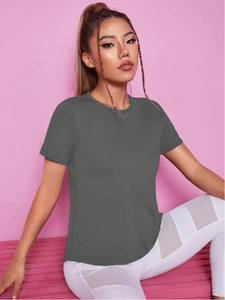 Détail du t-shirt de yoga gris foncé ajusté avec tissu respirant et dos en résille