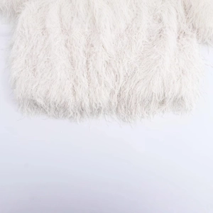 Schicke weiße Kunstpelzjacke mit Metallic-Fransenlinien in hochwertiger Flachansicht