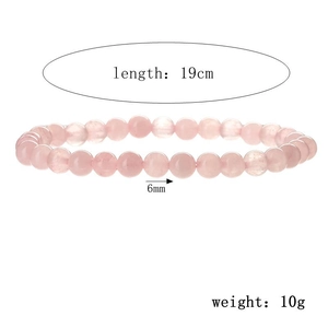 Détail des perles en quartz rose naturel de 6mm montrant une texture translucide fine