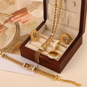 Parure de bijoux en acier titane doré avec chaîne torsadée et zircons en boîte
