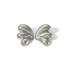 Détail de boucles d'oreilles clous en acier poli argenté motif aile de papillon avec rayures