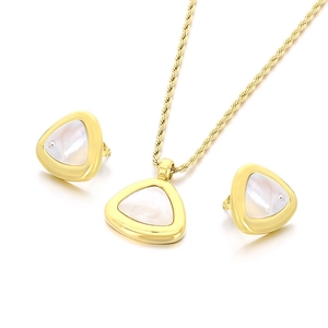 Parure minimaliste en acier doré avec pendentifs triangulaires en nacre et cristaux