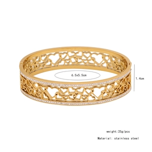 Macro view of gold heart bracelet with dimensions 6.5x5.5cm and width 1.4cm