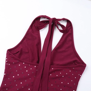 Détail de la combinaison dos nu bordeaux avec des paillettes argentées et un tissu en maille