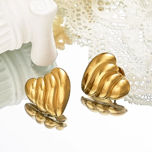 Boucles d'oreilles cœur dorées avec motif ondulé texturé et éclat métallique chic