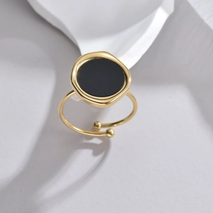 Minimalist 18K gold-plated irregular ring with a round black mother-of-pearl inlay