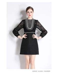Détail de perles lourdes, manches en dentelle et texture tweed sur une robe de luxe noire