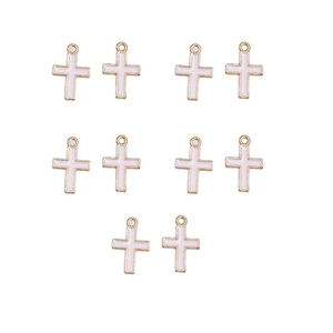 Nahaufnahme von zehn rosa Emaille-Kreuzanhängern mit Goldrahmen für DIY-Schmuck