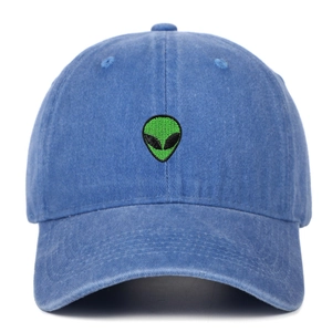 Vista frontale di un cappello da baseball blu con ricamo alieno verde in cotone.