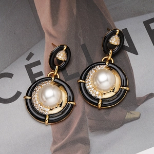 Boucles d'oreilles vintage en perle et émail avec cuivre doré et accents en zircon