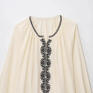 Chemisier vintage en coton lin beige avec broderie florale noire et boutons devant
