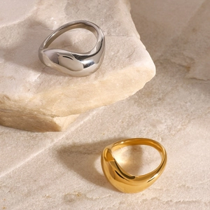 Anelli lava lucidi in argento e oro su pietra naturale per un'estetica minimalista