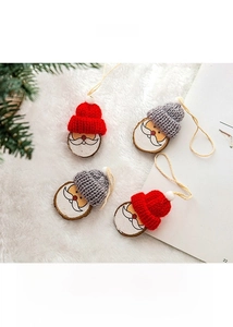 Detailansicht handgefertigter Weihnachtsmann-Holzanhänger mit Mini-Strickmützen und Kordeln