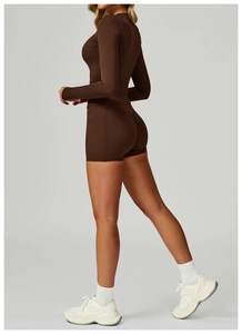 Seitenansicht dunkelbrauner High-Waist Yoga-Shorts mit praktischer Tasche und Matt-Effekt