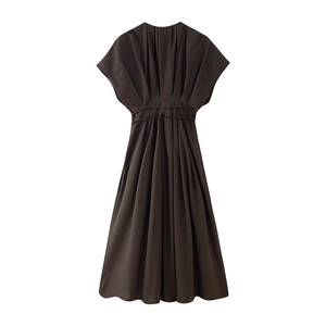 Robe midi marron foncé plissée avec taille cintrée et épaules tombantes vue de dos
