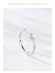 Détail macro d'une bague en argent S925 avec trois zircons ronds étincelants