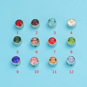 Mise en page de douze pendentifs de pierre de naissance avec monture en acier inoxydable
