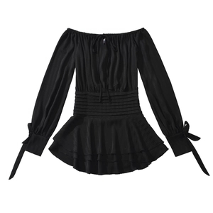 Robe noire élégante à épaules dénudées, manches longues, taille froncée et volants