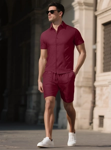 Dettaglio della trama jacquard bordeaux sul set da uomo con camicia corta e pantaloncini