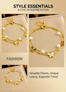 Dettaglio del bracciale a doppio strato placcato oro con perle e ciondoli a farfalla