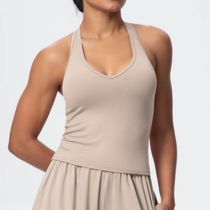 Dettaglio del set top da yoga beige e gonna a pieghe per il tennis e l'allenamento fitness