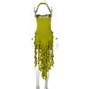 Detailansicht des olivgrünen Minikleids mit gestuften Rüschen und rückenfreiem Halter-Stil