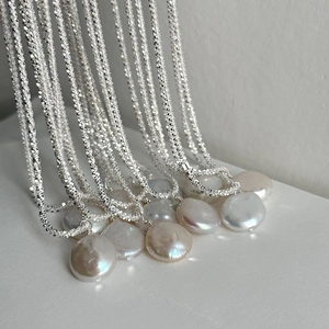 Sparkling S925 silver necklace with baroque coin pearls and shimmering chain design