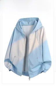 Detailansicht des schweren Strick-Hoodies mit blau-weißem Farbverlauf und Rippbündchen