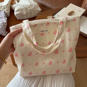 Detail der floralen Canvas-Tasche mit Simple Wish Label und rosa Blumenmustern