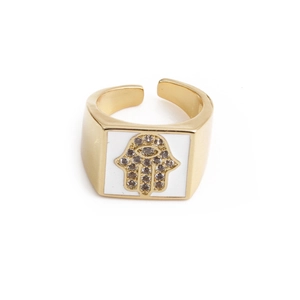 Vue macro de la bague main de Fatma dorée avec émail blanc et pavage de zircons