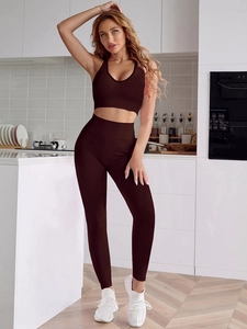 Dettaglio della trama a costine del set sportivo marrone scuro con reggiseno e leggings