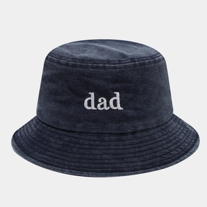 Détail de la broderie dad sur chapeau bob en coton délavé avec bords surpiqués