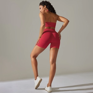 Dettaglio del set yoga rosso senza cuciture con reggiseno sportivo e pantaloncini a vita alta
