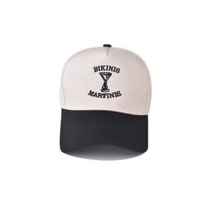 Dettaglio del ricamo Bikinis Martinis su un cappellino da baseball a contrasto