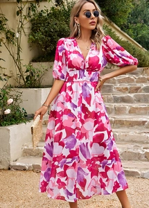 Robe d'été fleurie avec décolleté en V profond, manches bouffantes et taille haute