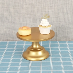 Elegante soporte redondo de metal dorado para tartas y exhibición de cupcakes