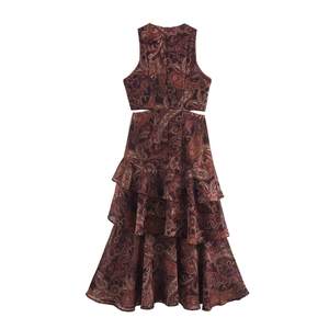 Abito in chiffon rosso scuro con stampa paisley, allacciatura al collo, cut-out e volant a strati