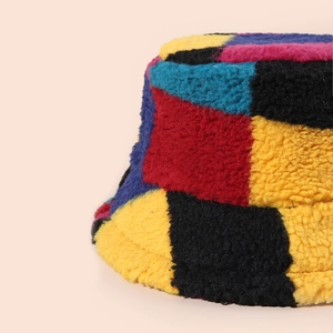 Dettaglio del cappello pescatore patchwork in lana d'agnello con trama in pile soffice