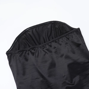 Dettaglio della trama in raso nero e delle cuciture sul top a corsetto sfiancato